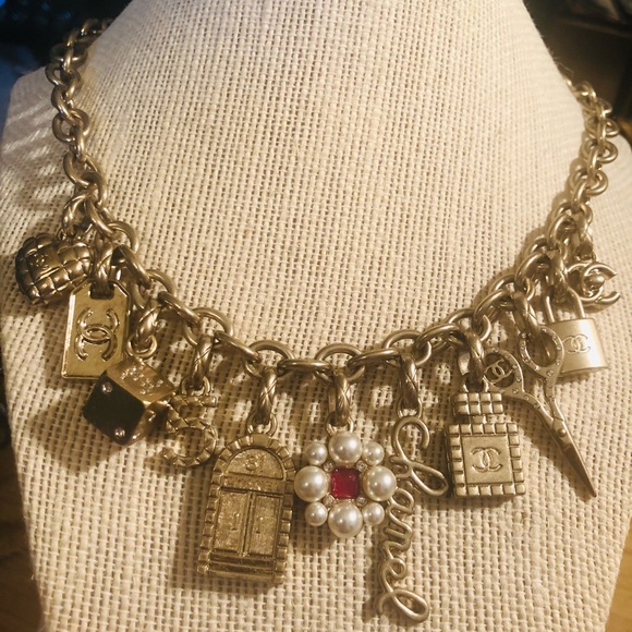 CHANEL 21P Carnival Clustered Charm Story Necklace Pearl CC Gold tone - Picture 4 of 14